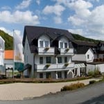Flughafenhotel Haus Wiesengrund nur 70km zum Flughafen Paderborn/Lippstadt Flughafenhotel Haus Wiesengrund nur 70km zum Flughafen Paderborn/Lippstadt