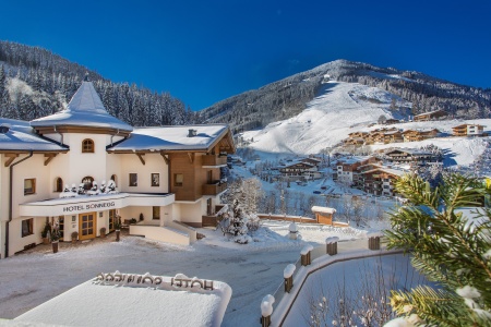 Wintersporthotel Hotel Sonnegg in Saalbach in Sch�nleitenbahnen  - Schicircus Saalbach-Hinterglemm-Leogang Skihotel in Saalbach - Hinterglemm / Leogang