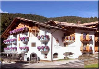 Fahrrad Hotel Madonnina Resort and Wellness in Soraga in Fassatal
