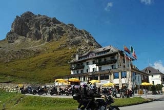 Fahrrad Hotel Savoia in Canazei in Dolomiten