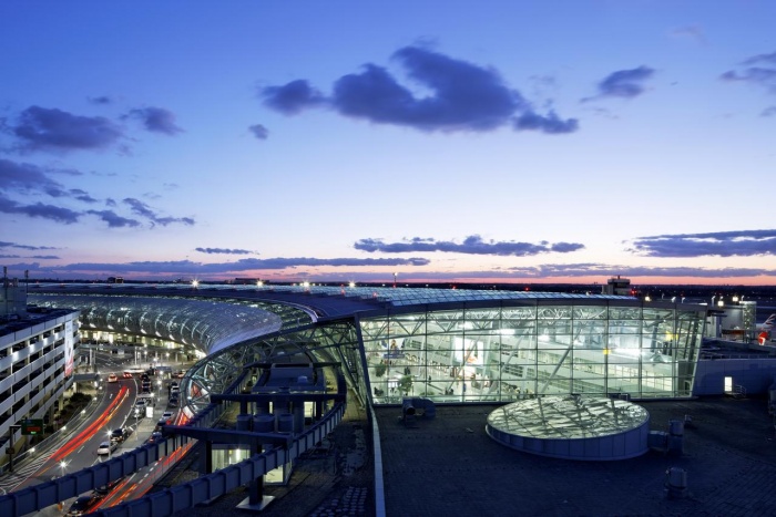 Flughafen SHERATON DÃSSELDORF AIRPORT HOTEL liegt nur 0km vom Flughafen DÃ¼sseldorf International entfernt.