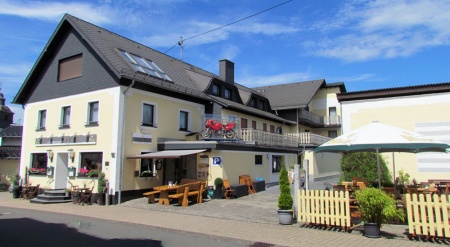 Unser Partnerhaus Hotel Hüllen in Barweiler - Nähe Nürburgring aktualisiert gerade seine Haus-Fotos. Bitte besuchen Sie uns in den kommenden Tagen erneut.