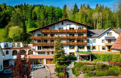  motorradfahrerfreundliches Holzschuh`s Schwarzwaldhotel WELLNESS & SPA in Baiersbronn-Sch&ouml;nm&uuml;nzach  