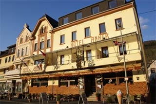 Fahrradfahrer ANKER Hotel-Restaurant in Kamp Bornhofen