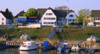 Motorrad Rhein River Guesthouse in Hitdorf