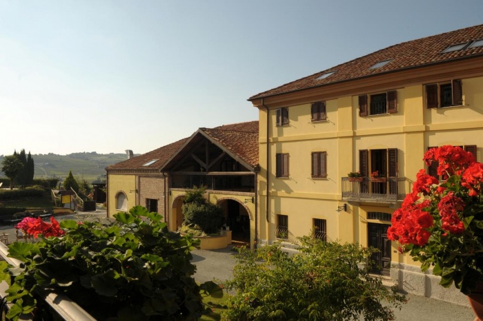 Motorrad La Corte Hotel & Ristorante in Calamandrana (AT)