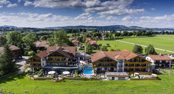 Familien- und Kinderfreundliches Hotel Rübezahl mit Blick auf Schloss Neuschwanstein in Schwangau