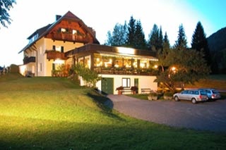 Familienfreundliches  Kraners Alpenhof in Weissensee 