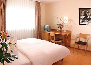  Our motorcyclist-friendly Airport-Hotel am Schwimmbad  