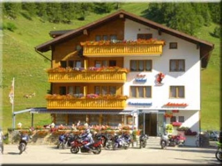  Familien Urlaub - familienfreundliche Angebote im Bikerhotel Astoria in Ulrichen in der Region Obergoms 