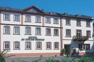 Fahrradfahrer Hotel & Cafe Am Schloss Biebrich in Wiesbaden