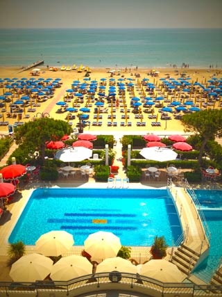 Cyclist Ruhl Beach Hotel in Lido di Jesolo