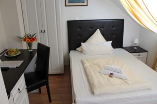  Hotel & Cafe Am Schloss Biebrich in Wiesbaden 