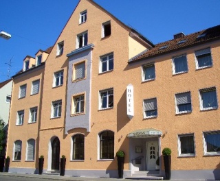 Motorradfahrerfreundliches Hotel Pension Augsburg Goldener Falke in Augsburg