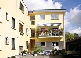  Our motorcyclist-friendly Airport-Hotel am Schwimmbad  